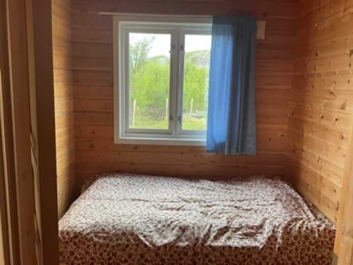 Esta cama mide 1,20 de ancho. Todas las habitaciones tienen una ventana orientada al norte.