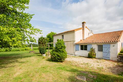 Spacious cottage in a vineyard – Relaxation and Nature