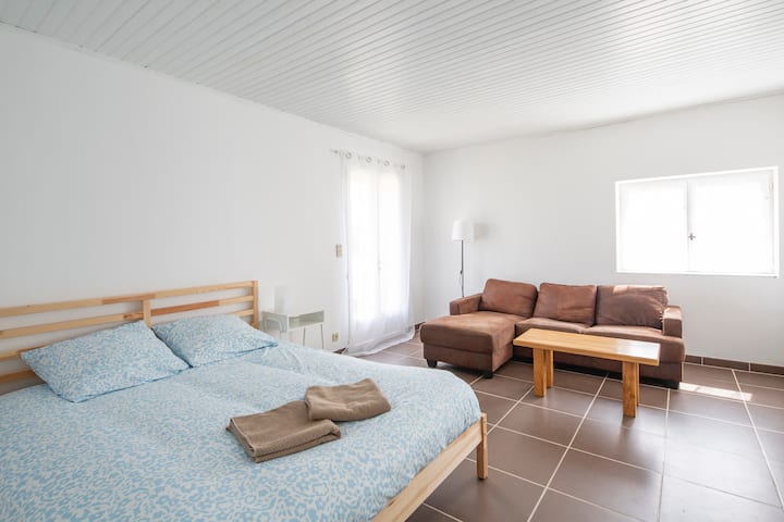 Svetlá spálňa, veľká manželská posteľ, šatník a skrinka na vaše veci, postele ustlané pri príchode a kúpeľňové uteráky sú k dispozícii.