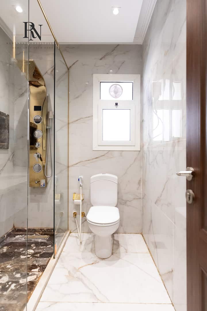 Elite 1 BDR In Rehab City: Full bathroom