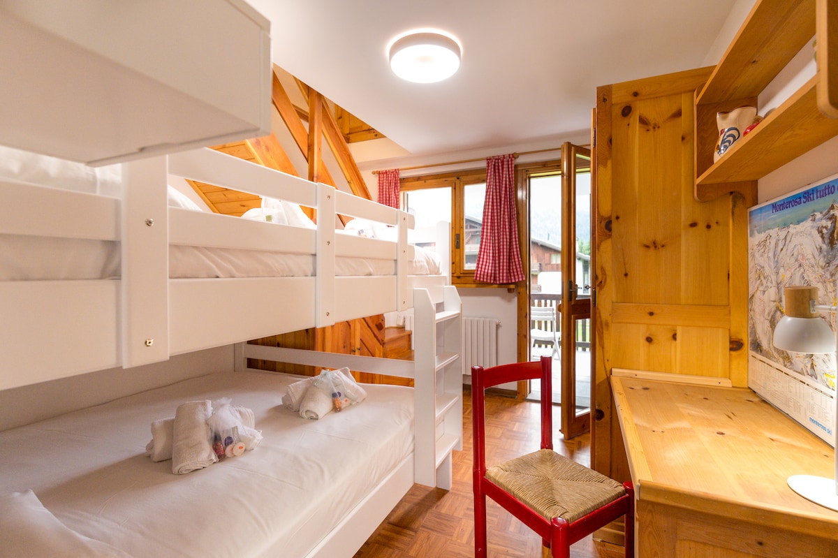 Soluzione originale per la camera da letto con accesso diretto all'ampio terrazzo!
Troverai infatti un letto a castello matrimoniale che può ospitare comodamente 4 persone!
Non manca la zona studio/lavoro, e 2 capienti armadi.