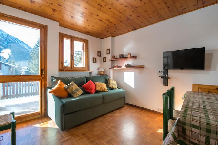 Nuovissimo divano a 4 posti!