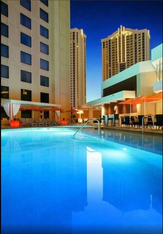 Watch F1 Grand Prix; Luxury Condo on Strip 2BR/2BA gallery image 5