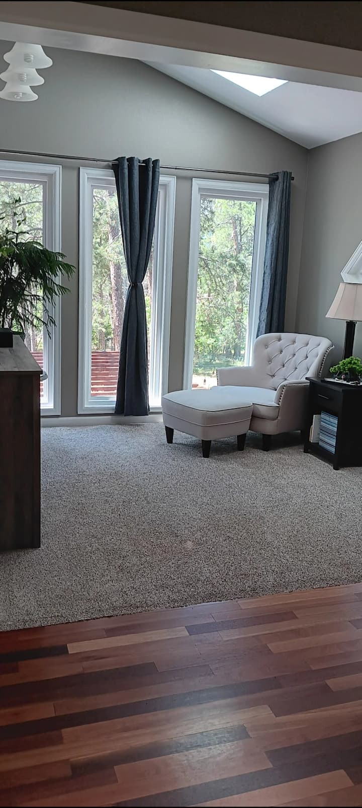 غرفة نوم رئيسية واسعة مع سرير كينج فاخر وحمام داخلي خاص وإطلالات هادئة على الأشجار - ملاذك الخاص داخل ملاذ.