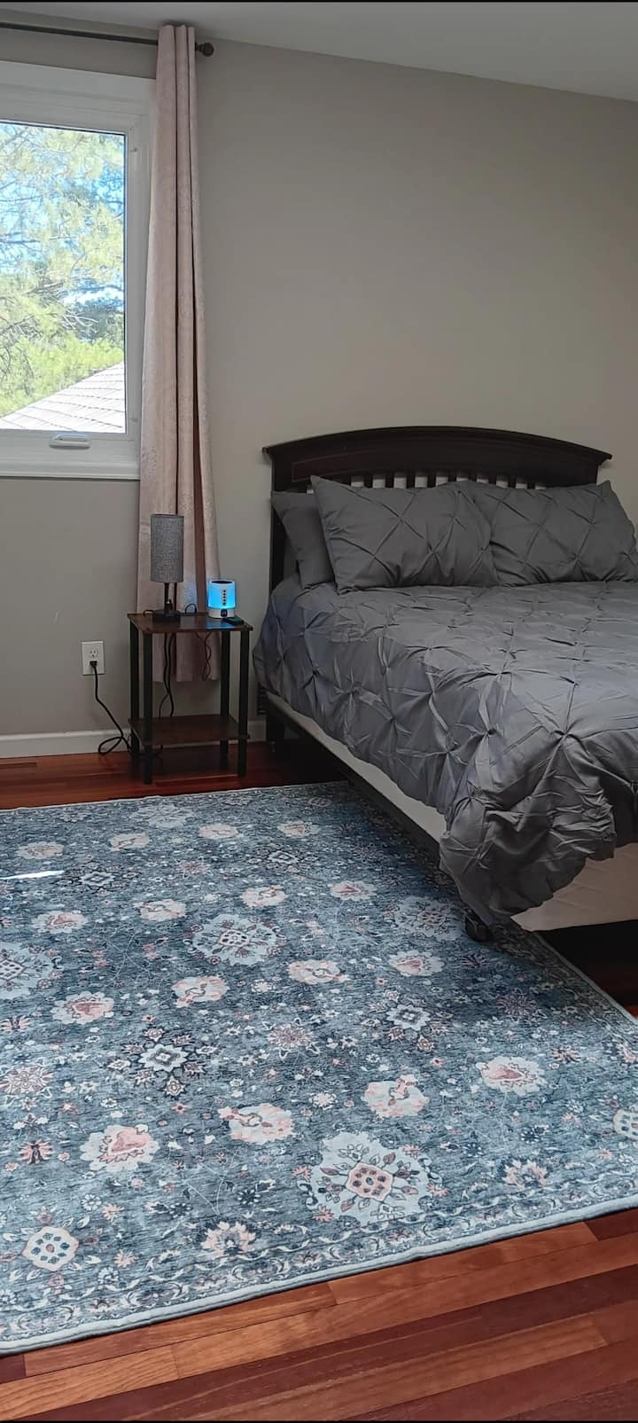 غرفة نوم مريحة وخاصة بسرير بحجم كوين في نهاية الردهة مع أغطية جديدة وإضاءة دافئة - مثالية للاسترخاء. تشترك غرفة النوم 2 وغرفة النوم 3 في حمام كامل في نفس الصالة. 