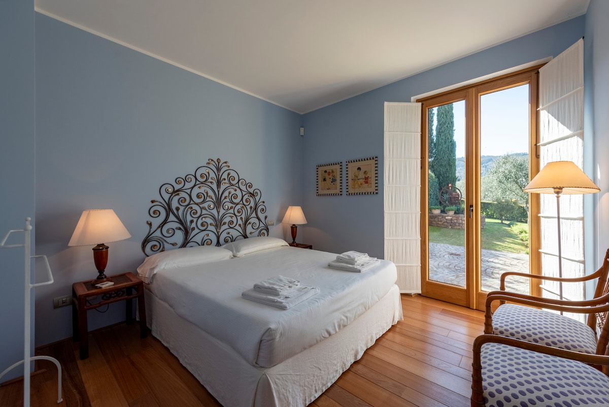 Tweepersoons slaapkamer met uitzicht op de tuin en een eigen badkamer