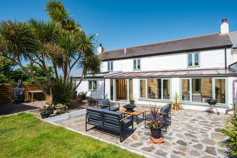 Dunes Farm: Beach Walks, Hot Tub, Log Fires, 12ppl