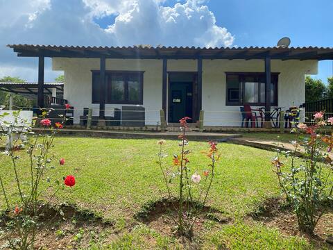 A Cozy Country House: El Lago Claro