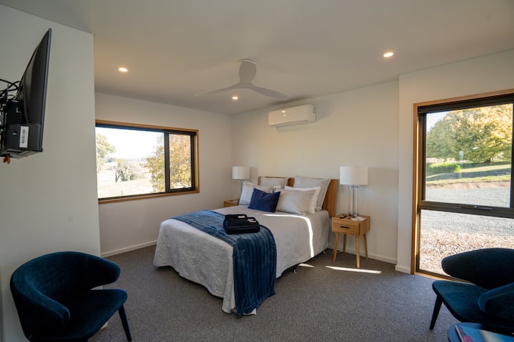 La plus calme de nos chambres, la chambre Golden Elm offre une vue imprenable sur l'arboretum, y compris deux anciens ormeaux dorés. Cette chambre est idéale pour les voyageurs seuls ou les couples à la recherche d'une tranquillité paisible.
