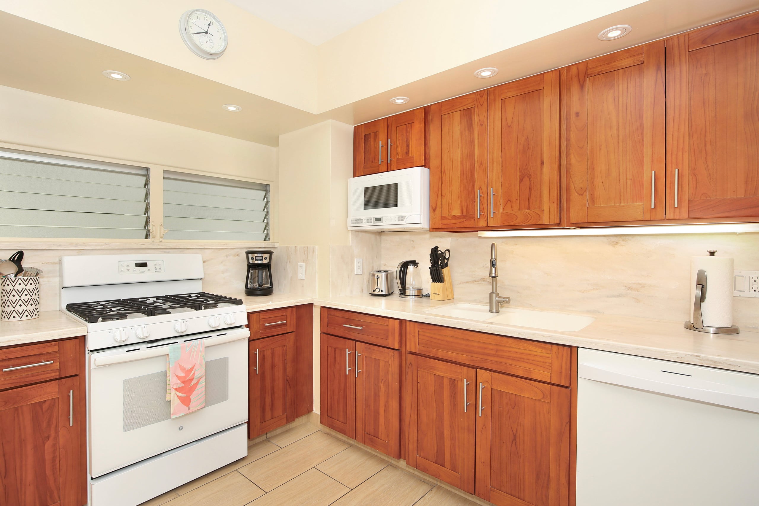 Condo in Honolulu · ★5.0 · 1 bedroom · 2 beds · 1 private bath - Image 10