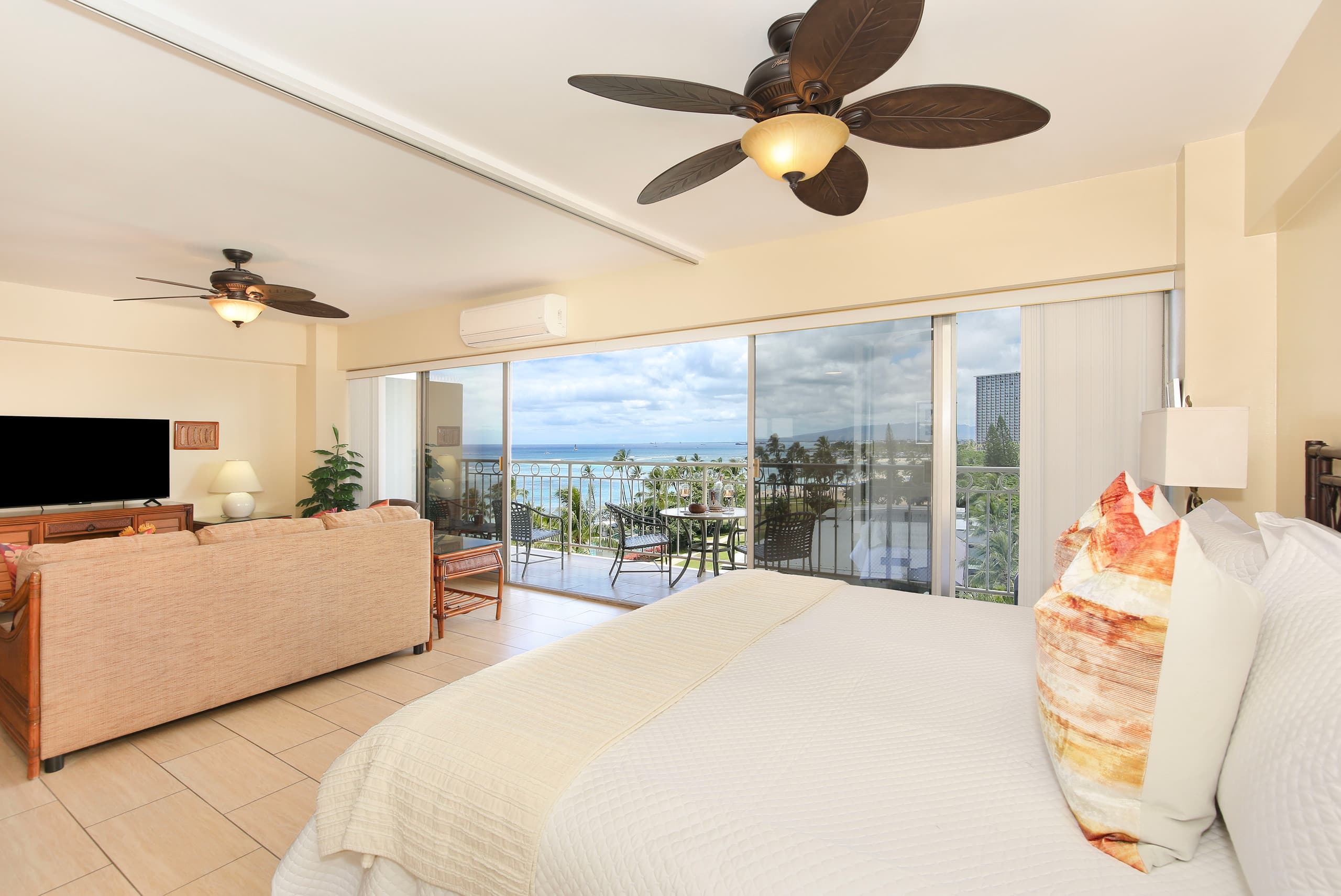 Condo in Honolulu · ★5.0 · 1 bedroom · 2 beds · 1 private bath - Image 16