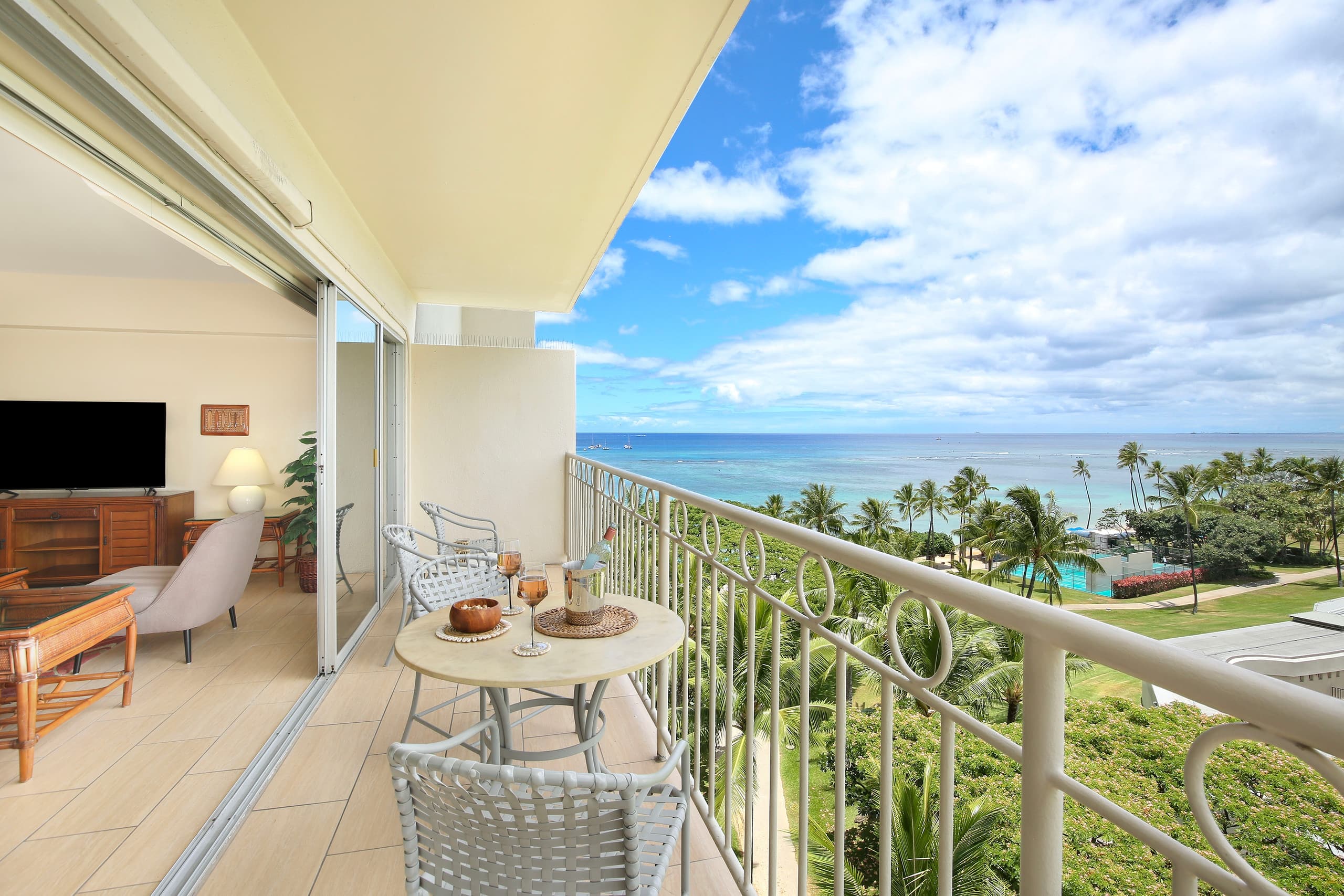 Condo in Honolulu · ★5.0 · 1 bedroom · 2 beds · 1 private bath - Image 3