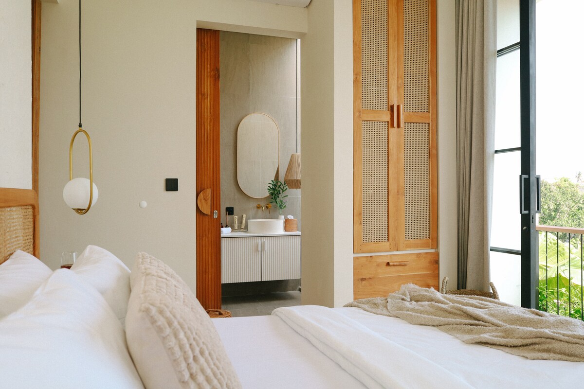 חדר שינה ראשי עם גישה למרפסת וחדר רחצה צמוד