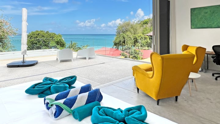 Ზღვის ხედი პირდაპირ ზედა სართულზე მდებარე მთავარი საწოლიდან.