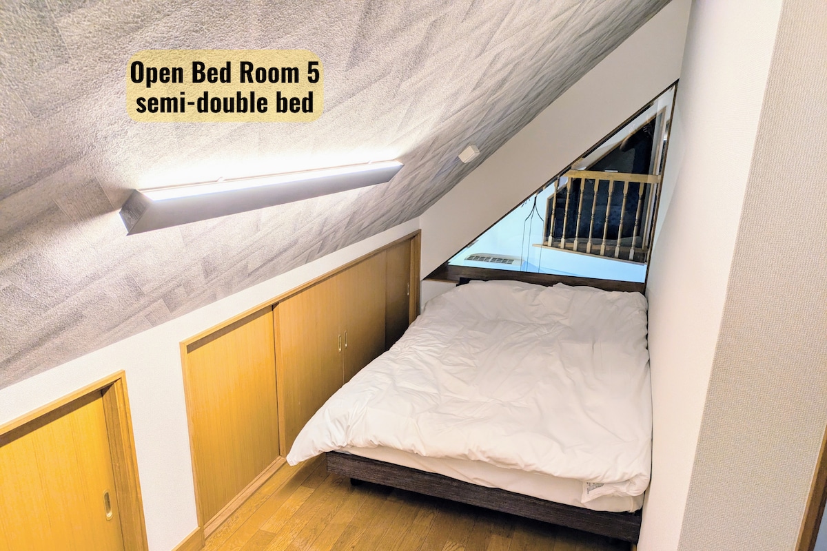 Полудвойно легло, сгушено в открито пространство, наподобяващо лофт. С наклонени тавани и изглед към жилищното пространство чрез стъклени панели, тази уникална стая съчетава комфорт и чар. Идеален за тези, които търсят уютно, уединено кътче, където да се отпуснат.