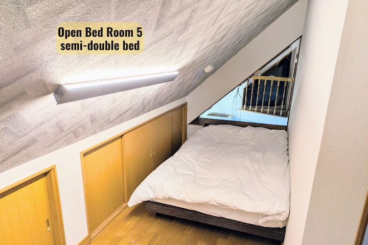 Dvojposteľ umiestnená v podkrovnom otvorenom priestore. Táto jedinečná izba so šikmými stropmi a výhľadom na obytný priestor cez sklenené panely kombinuje pohodlie a šarm. Ideálne pre tých, ktorí hľadajú útulný súkromný kútik na oddych.