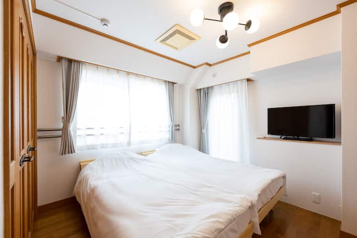 Táto spálňa ponúka dve samostatné postele s jednoduchou, ale elegantnou výzdobou. Veľké okná prepúšťajú dostatok prirodzeného svetla a vytvárajú svetlý a vzdušný priestor. Je ideálny na oddych po dni strávenom objavovaním.