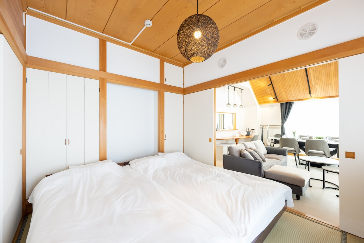 Стая в японски стил, с под от татами и семпъл дизайн, се отваря директно към всекидневната. Оформлението създава хармоничен поток между пространствата, което го прави идеално място за отдих, като същевременно поддържа връзка с основната жилищна зона.