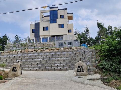Goseong Healing House New Building 1st Floor, 5 minutes from Sokcho IC/Indoor BBQ
Bongpo Beach 5km C