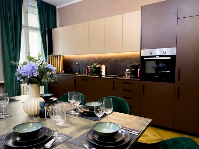 Ku’damm Beauty | 160m² • 4Rooms • 2 Baths• Balcony gallery image 2