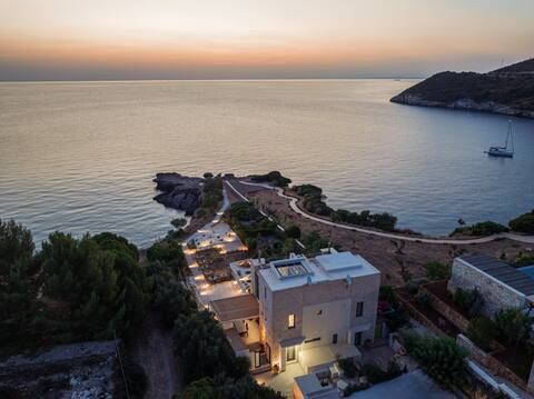Seafront Luxury Villa | Private Beach | Jetted Tub