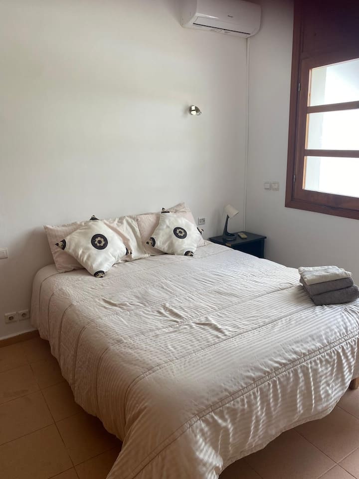 la habitación tiene vistas al jardín de entrada y tiene una cama individual adicional