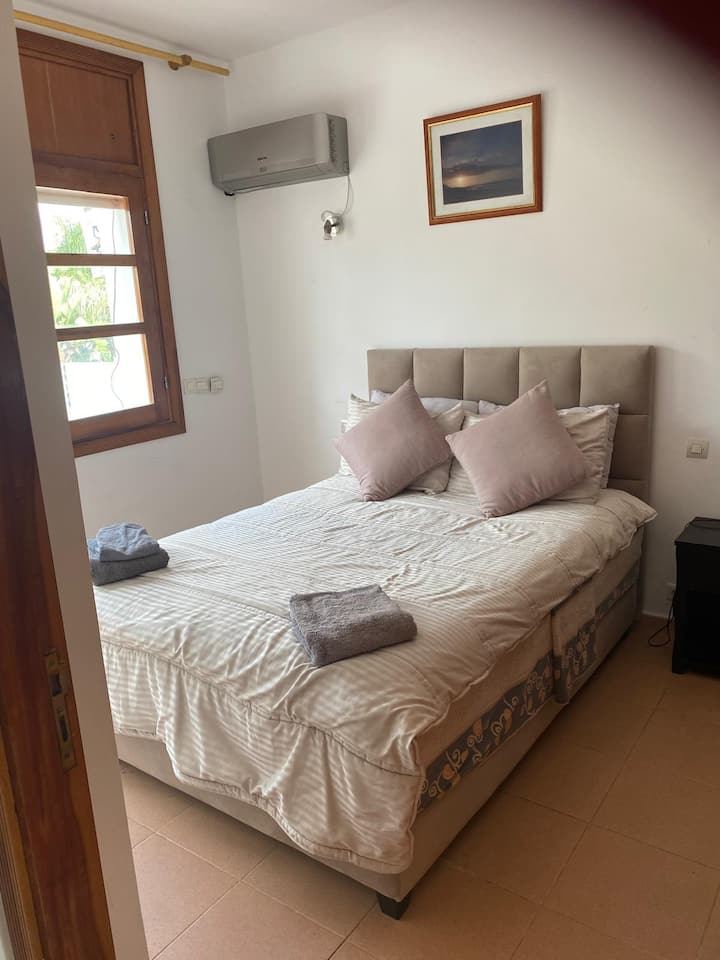 ¡esta habitación tiene una terraza privada para la ropa!