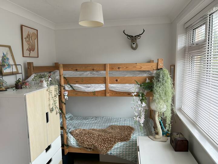 这是一张小双层床，适合10岁以下儿童入住。 