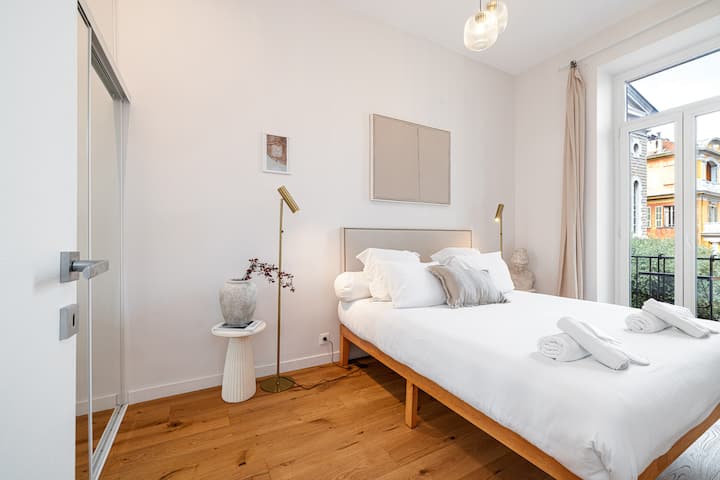 El primer dormitorio es una gran habitación doble con balcón giratorio. Dispone de un gran armario de almacenamiento a medida con espejo integrado. El balcón da a la hermosa Iglesia del Sagrado Corazón, así como a los edificios de los alrededores de Niza
