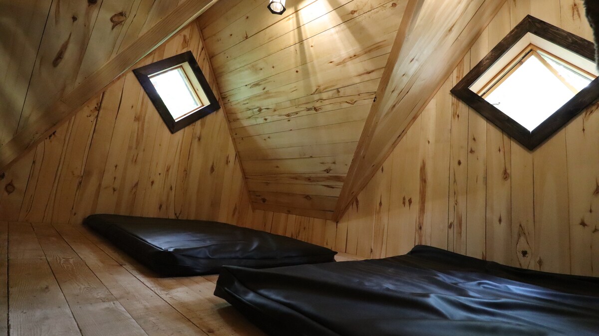 夹层卧室配有三张双人床垫。 
非四分之一的床上用品，但可出租。 
$ 20双人床套装 
$ 8个人睡袋套装