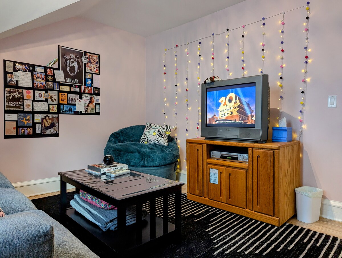 Unique, funky '90s time capsule -comfy nostalgia! - Houses for