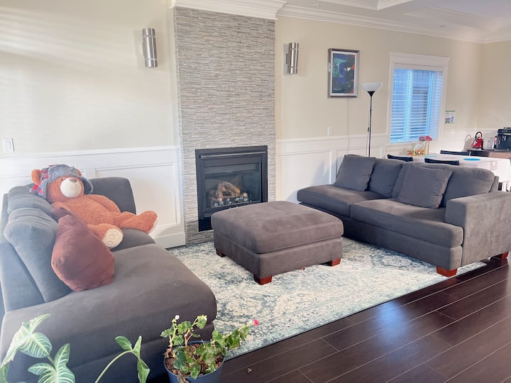 Airport House: Cozy Stay Near Skytrain & Metrotown - New Westminster