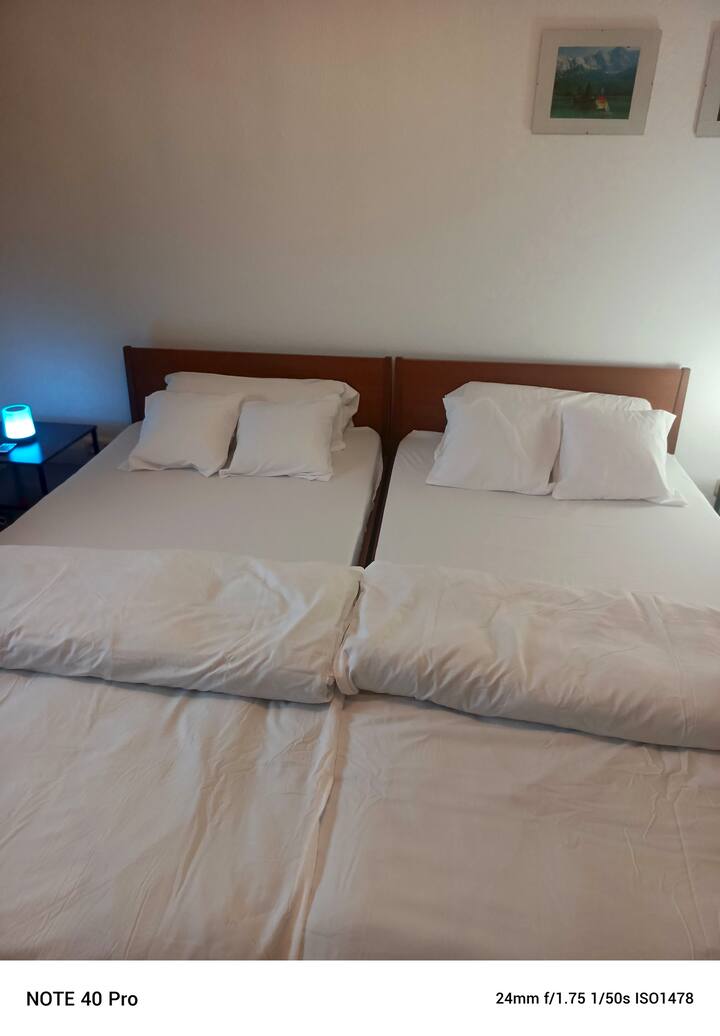 2 lôžka, každé s vrchným matracom (Sieger Stiftung Warentest 2024), rozmery každé približne 100 x 200 cm