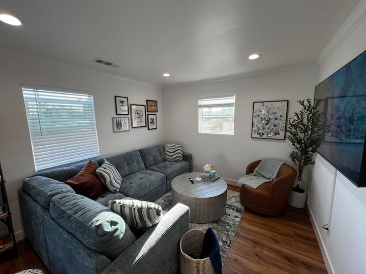 Charming 2 Story Home In Long Beach - Long Beach, CA