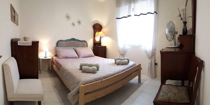 Брачен кревет (широк 150-179 см), поглед кон село