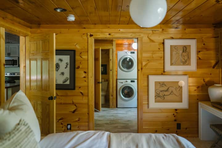 Спалня с двойно легло king size в лофт апартамент