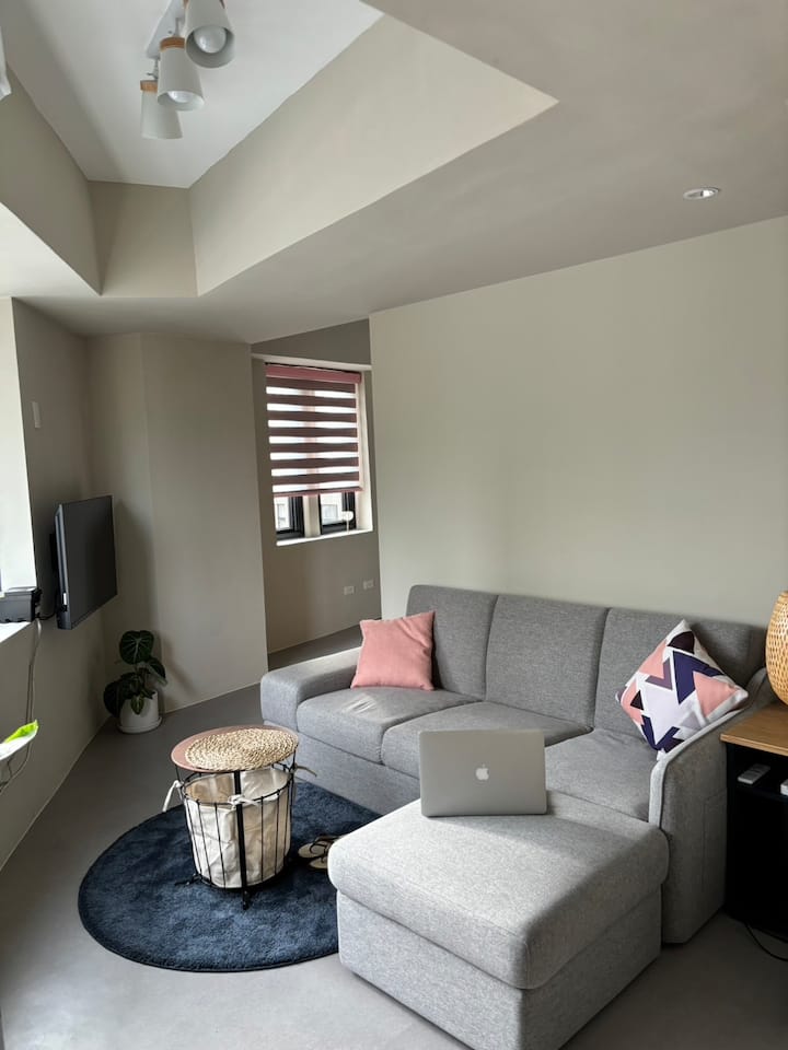 Una sala de estar luminosa con un sofá cama firme