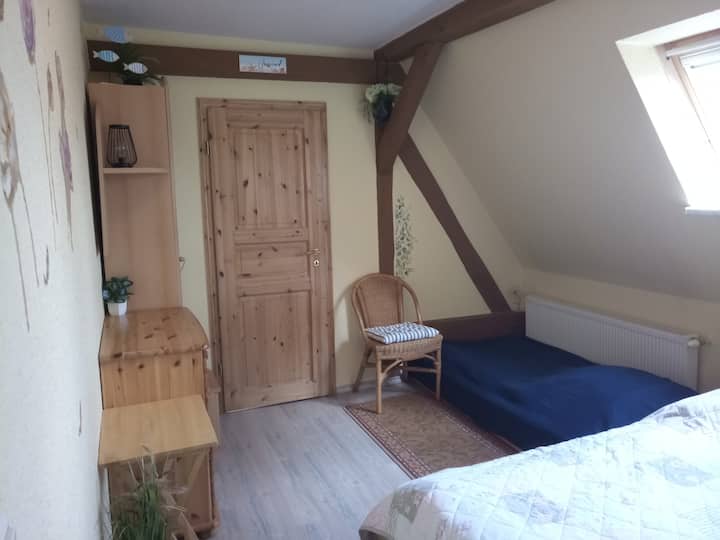 Säng (90x190 cm bredvid värmaren).
Alla sängar är redan bäddade.