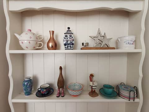 Popular Airbnb listing: Cosy Pet Friendly 4-Bed Holiday Home in Gorleston in Hopton On Sea