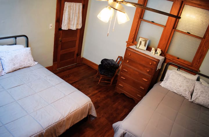 Задна спалня с 2 двойни легла.