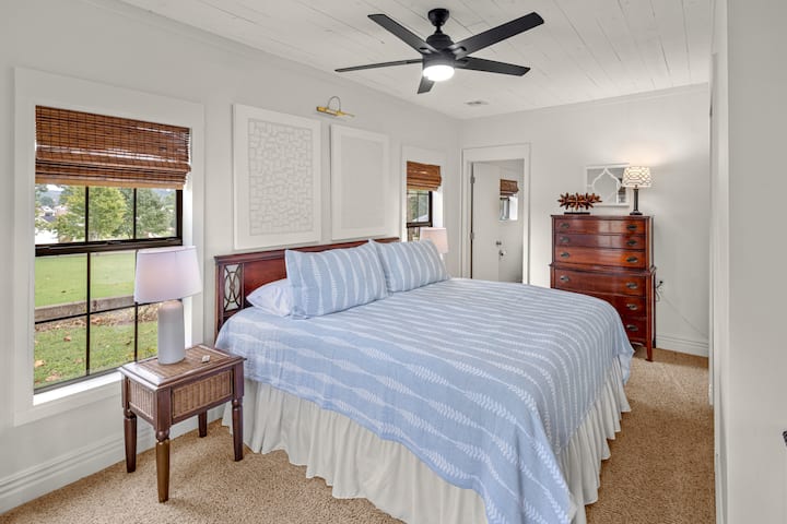 Dhoma e gjumit #1 Krevat me madhësi king, dollap i madh dhe hapësirë pune 