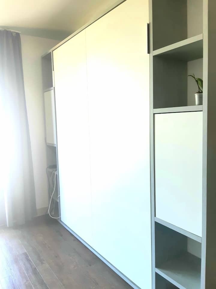 Imekunjwa mchana na kuunganishwa vizuri na mapambo ya ndani, fanicha inafanya iwezekane kufungua kitanda cha malkia 160x200 ili kulala usiku.
Utunzaji wa kitanda unaruhusiwa kwa ukaaji wa zaidi ya siku 5.
Fungua nafasi ya kitanda mwanzoni mwa ukaaji.