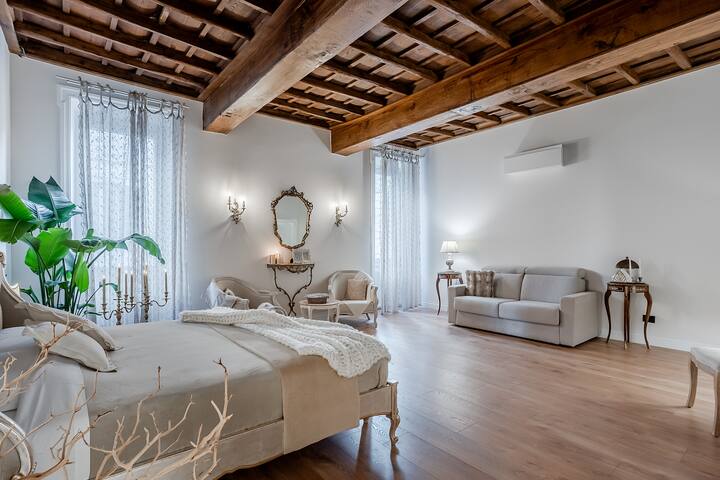 Trevi Fountain Elegant Apartment gallery image 3