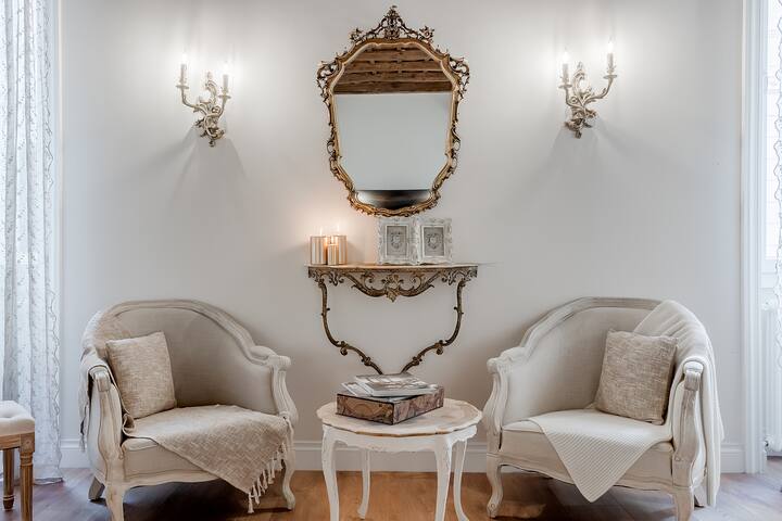 Trevi Fountain Elegant Apartment gallery image 2