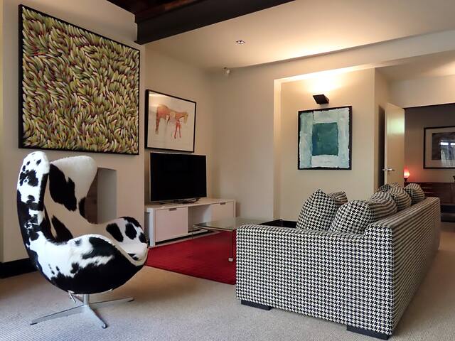 Elegant Inner-City Home: Experience Urban Luxury gallery image 2