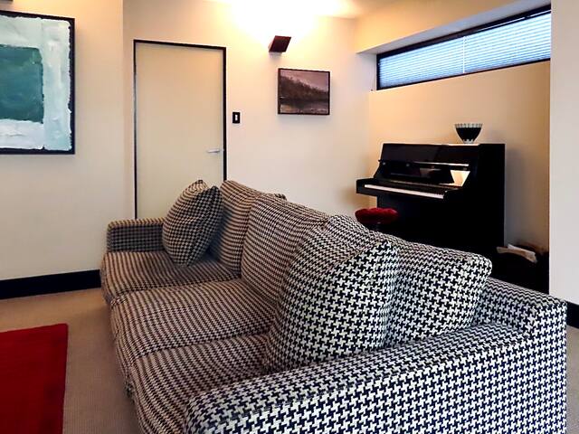 Elegant Inner-City Home: Experience Urban Luxury gallery image 4