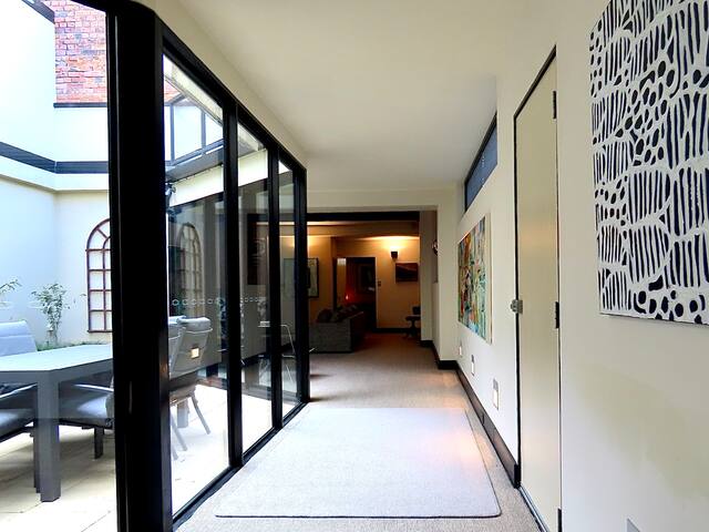 Elegant Inner-City Home: Experience Urban Luxury gallery image 5