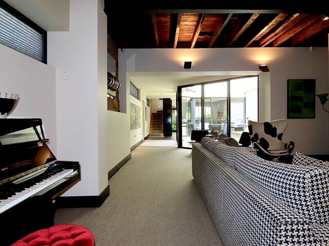 Elegant Inner-City Home: Experience Urban Luxury gallery image 3