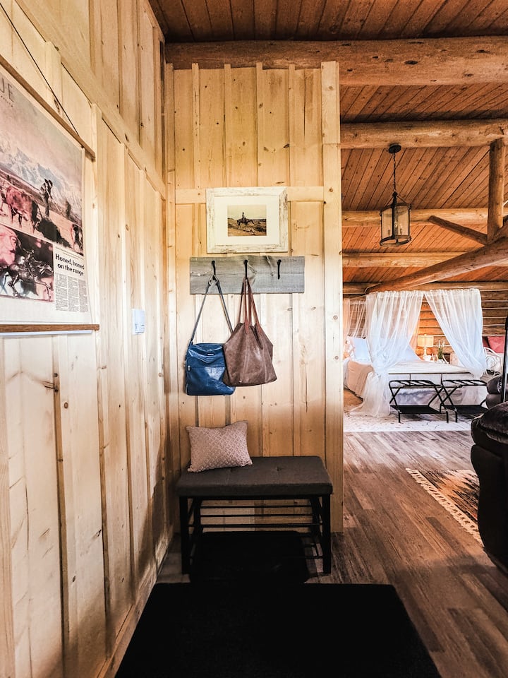Cozy Log Cabin Getaway With Scenic Mountain - Alberta