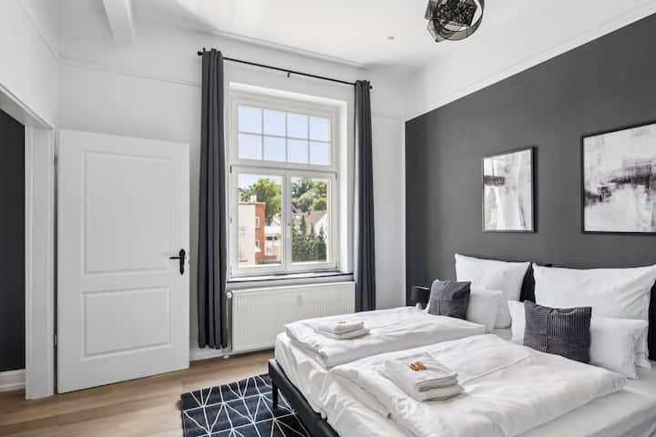 Dhomë gjumi elegante dhe e mobiluar në mënyrë të rehatshme me 2 krevate tek (0.90*2.00 m secili), të cilat gjithashtu mund të shtyhen lehtësisht së bashku në një krevat dopio.